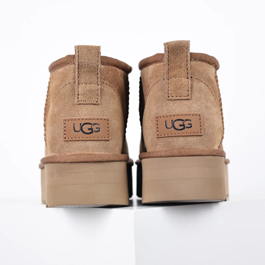 Pick up locally 💰560 The core recommendation is good price UGG Thick-soled short style Zhou Dongyu Same style series Xiaohongshu hot model Henan Longfeng leather production Sheepskin and wool integrated Top quality in the market 2-3 cm cashmere insole to keep warm in winter and suitable for home use UUG has launched a style series in the new year, partially skewed towards the preferences of young consumers, and has also been at the forefront of fashion trends. Shoe body material Water-repellent coated suede upper 17mm UGGPURE™ implanted wool insole Lightweight non-slip comfortable rubber outsole With brand LOGO Trademark Comes with full packaging Size: 35 36 37 38 39 40